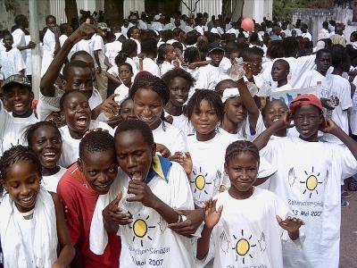 Au Sénégal, on fait manifester des enfants…