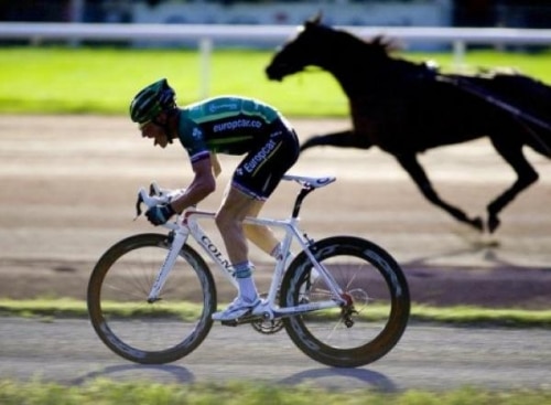 Le défi de Thomas Voeckler face à un cheval.