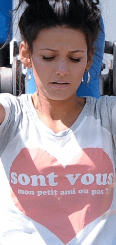 Michelle Keegan se fait refiler un t-shirt à la noix