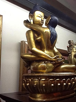 Une statue de bouddha avec une femme nue sème le trouble en Asie