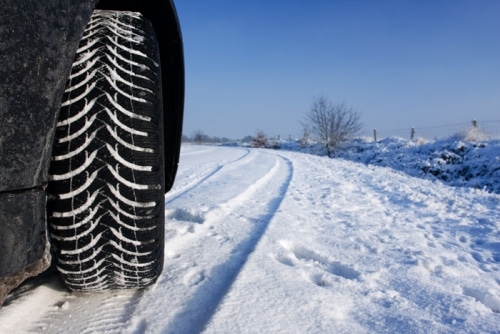 Intempéries : faut-il rendre les pneus hiver obligatoires ?