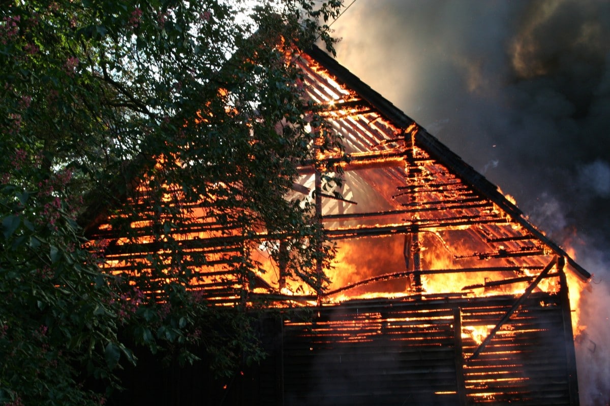 Les incendies de maisons en bois relancent le débat sur la sécurité des matériaux