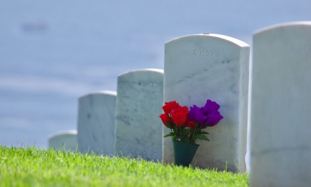 Comment rendre hommage à un défunt grâce à une plaque funéraire ?